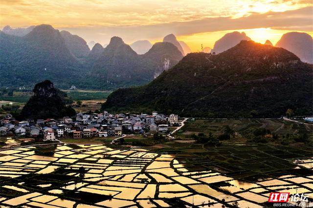 岁暖时刻丨峰峦为幕，稻田作镜！沐宦头村的黄昏是自然最工整的构图