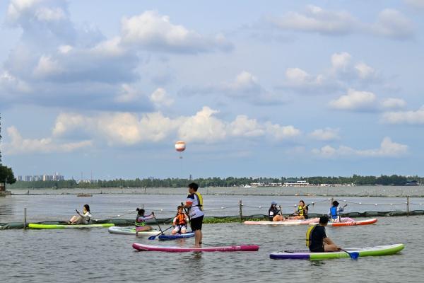 武汉人的夏天，一头扎进东湖的“浪”里！