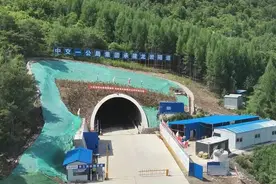 G331项目05标段龙岩隧道正式贯通图片
