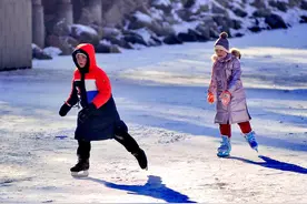 周末来马家沟上滑冰抽冰尜图片
