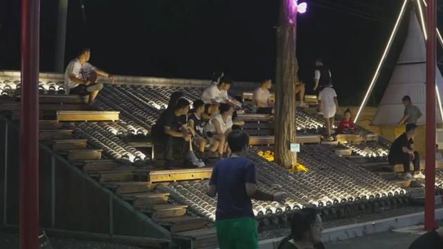 【本地】“夜经济”盛夏升温 灯塔粮仓文创园夜晚人流如织