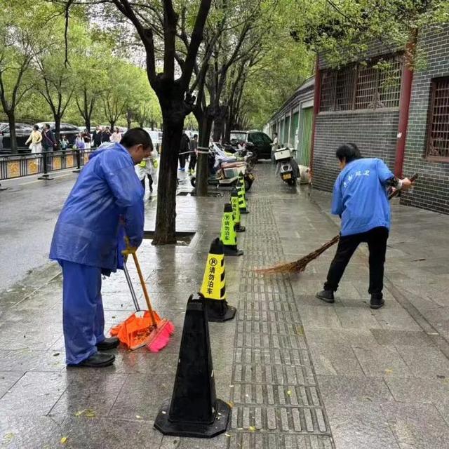 宠客在龙亭丨“双节”雨幕下的环卫诗篇