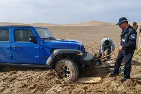 国庆假期两游客自驾驶入罗布泊被困 弃车徒步向警方求助图片