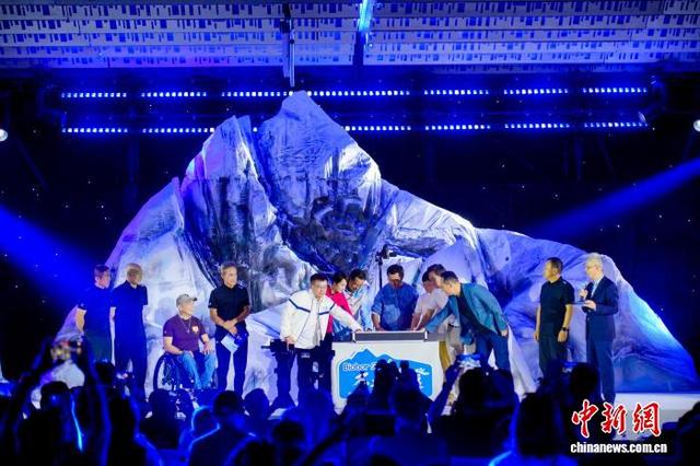 百名珠峰登顶者共话攀登精神 金犀牛奖首度落地深圳