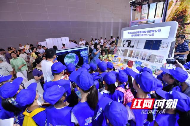 重磅发布！“湘教地理云”数智教材服务平台亮相书博会