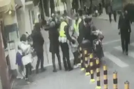 上海一幼儿园门口，女孩突然呼吸不畅、无法说话！交警仅用15秒助其脱险图片