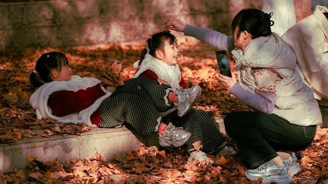 砚山枫叶街：“落叶缓扫”绘就冬日童话 网红街区引八方游客打卡