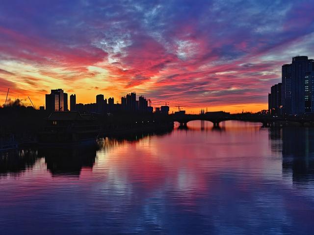 绝美朝霞来了！风歇月晕笼，霞流江泛红