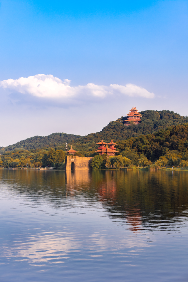 坐上「神仙公交」，邂逅东湖流动的风景！