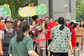 直击北京2024高考首日：潞河中学考点外老师们为考生加油鼓劲图片