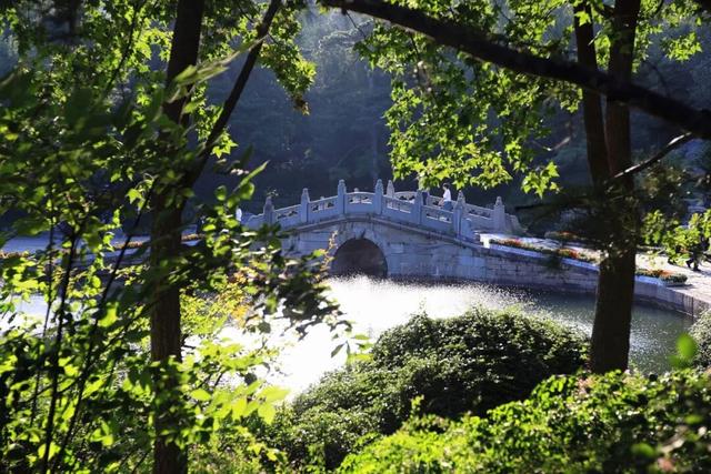 漫游海淀 · 国庆特辑 | 畅游三山五园，香山公园眼镜湖