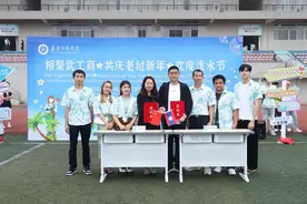 武汉高校老挝留学生在武汉工商学院欢度泼水节图片