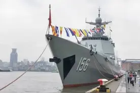 为庆祝人民海军成立75周年，淄博舰停靠上海外滩，与东方明珠超震撼同框图片