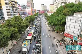 人、货、车混行，广州沙河服装商圈车道划分形同虚设图片