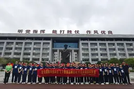 沉浸式开展国防教育，长沙市第二十一中学师生走进国防科大图片
