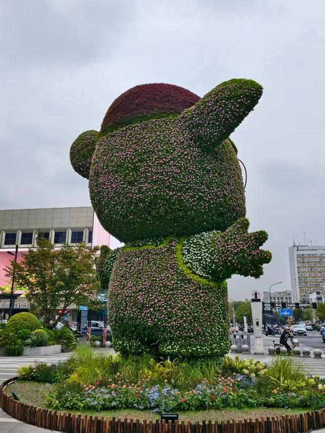 在杭州街头C位出道！最近这几个地方有点热闹，你去打卡了吗