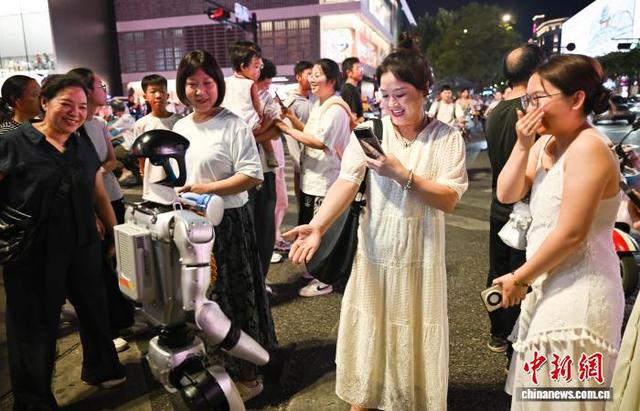 浙江杭州：机器人“逛街”吸引民众