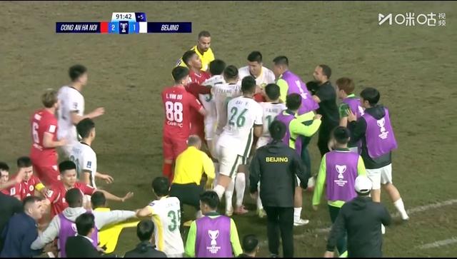 大规模冲突！王刚踢人+发生激烈肢体冲突，曹永竞恶劣动作染红