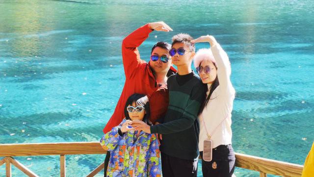 秋假九寨沟亲子游火爆 红叶彩林间邂逅“童话世界”