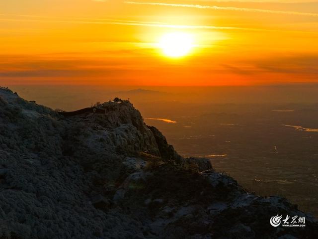 霜峰染金辉 泰山冬日沐暖阳