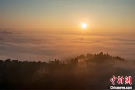贵州岜沙苗寨现日出云海美景图片