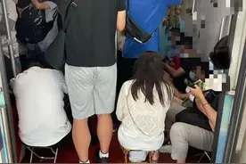 网友吵翻！“地铁板凳族”引热议，多地地铁提醒图片