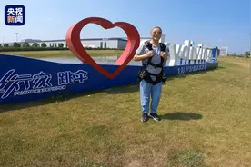 湖北84岁奶奶体验高空跳伞，教练：她刷新了我们的纪录图片