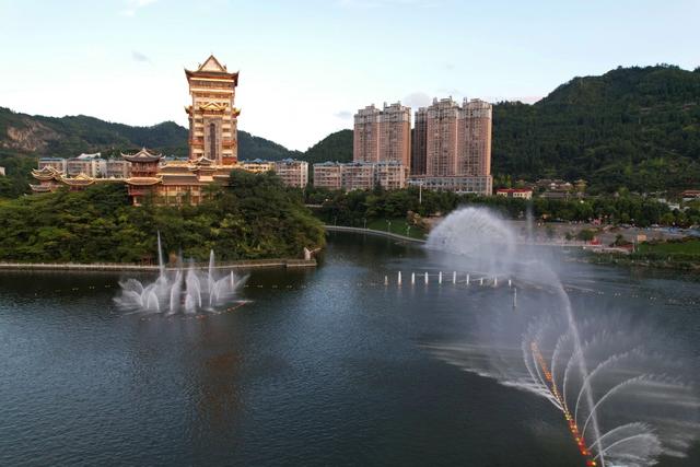 毕节：夜色染靓生态园