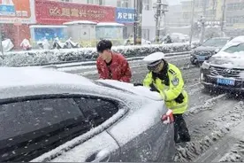 暴雪天汽车趴窝打滑怎么办？这份出行提示请收好！图片