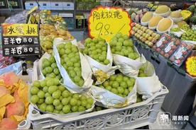 受高温影响，阳光玫瑰减产，浙江果农为葡萄涂了“防晒霜”图片