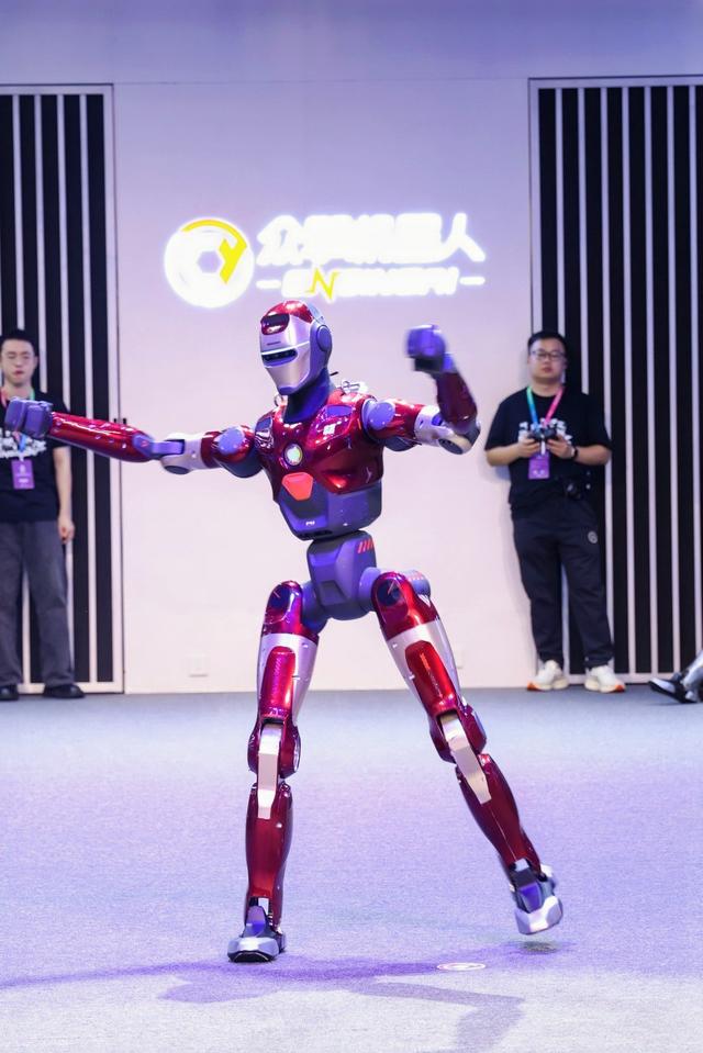 2025世界机器人大会在北京开幕 20多家深企亮相秀“绝活”