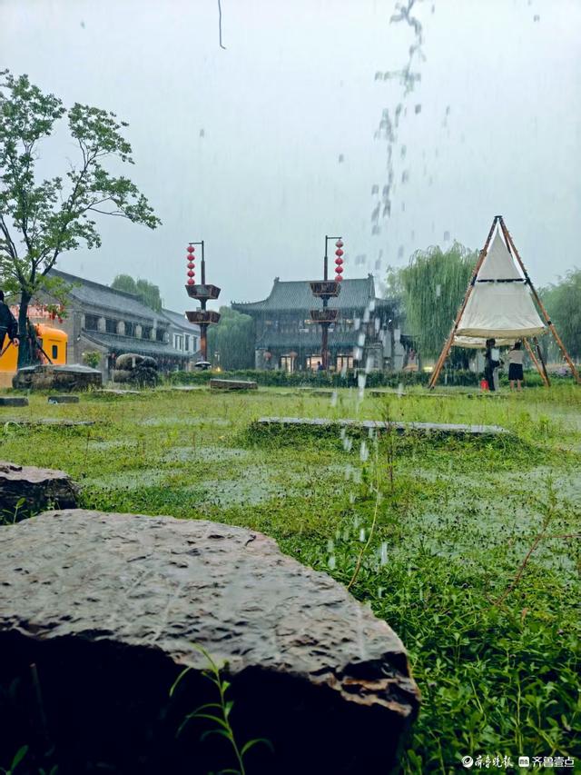 雨中百花洲，别有一番意境