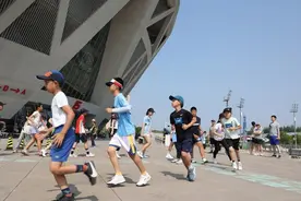 近千名少年参加2024中网球童选拔图片