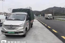 心急上厕所，泉州一高速服务区两车相撞受损图片