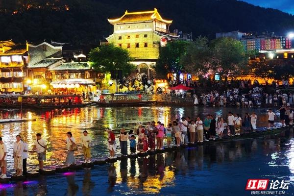 沱江畔的凤凰古城！夜景美到让人挪不动脚