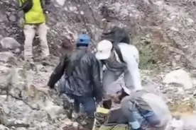 中国女游客在印尼网红打卡点坠亡！社交平台频现“玩命”打卡攻略，律师分析图片