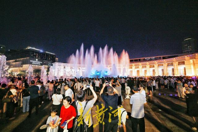 出伏后高温不退场，泉城广场音乐喷泉送清凉 | 一年四季 泉在济南
