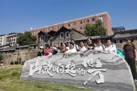 刀郎家乡资中“山歌响起的地方”广场火了 当地增设临时停车场，方便歌迷国庆打卡图片