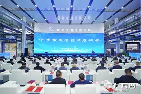 把企业家论坛开进车间里！宁乡市举行民营经济座谈会，首发民企100强榜单，大咖建言献策高质量发展图片