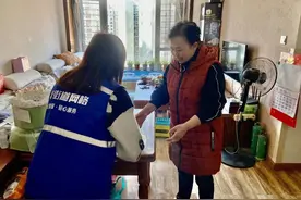 网格员送餐上门 智慧服务好贴心图片