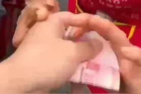 两位老人骑三轮蹭坏汽车，司机拒赔偿并自掏腰包……｜看见正能量图片