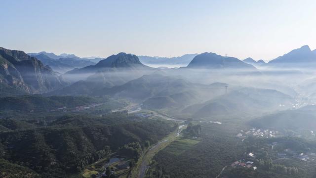 河北遵化：山峦叠嶂，云雾萦绕