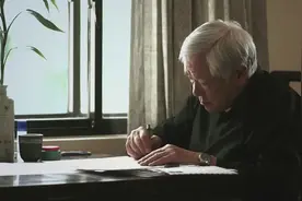 痖弦《坤伶》：每个妇人诅咒她，在每个城里丨逝者图片