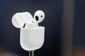 苹果AirPods 4充电盒引入隐藏式电容按钮，简化配对与重置流程图片