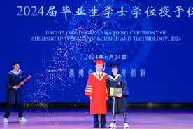 用机械腿走上毕业典礼的“轮椅少年”：我又勇敢了一次图片