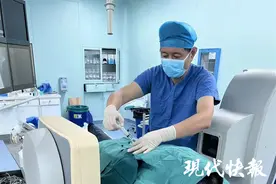 大热天还抱着暖宝宝，扬州大妈得了肢体冷感症图片