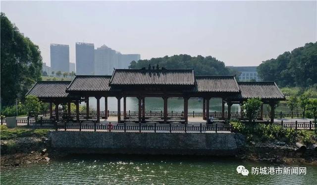 公主王子请上车！一起乘坐双层观光巴士解锁防城港边海风光~