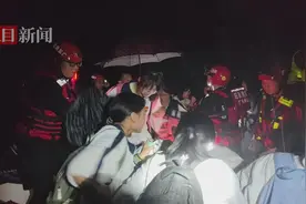 广东清远暴雨致一所中学700余名学生被困，消防连夜转移图片