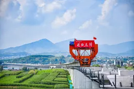 渝昆高铁昭通段首座特大桥箱梁架设完成图片