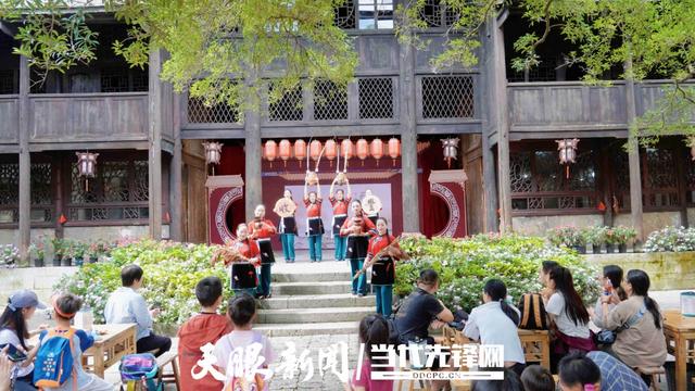 逛古镇 赏地戏 天龙屯堡景区游客如织